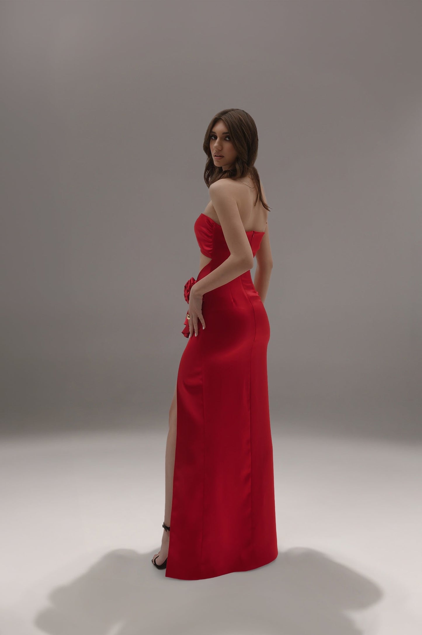 Rochie lunga rosie cu detaliu tip floare pe bust