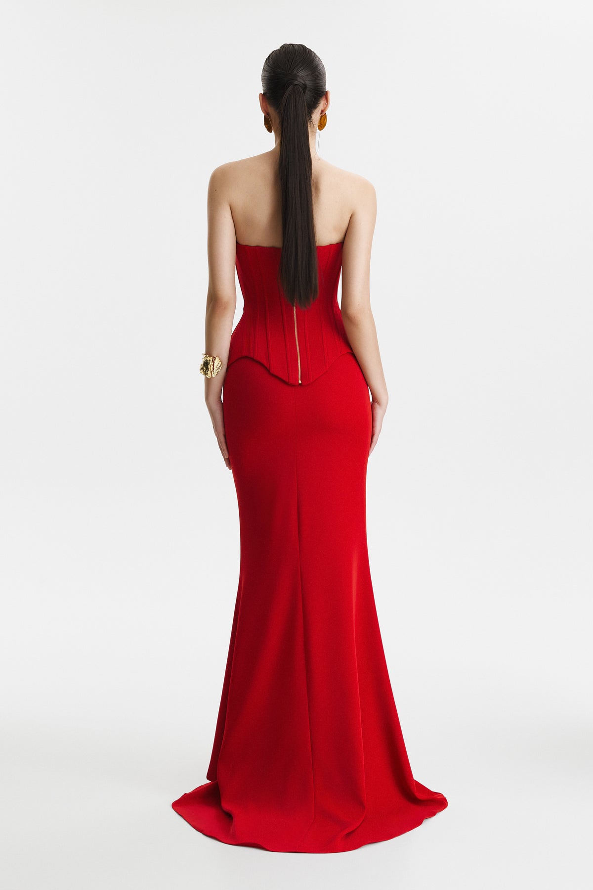 Corset rosu structurat si fusta lunga