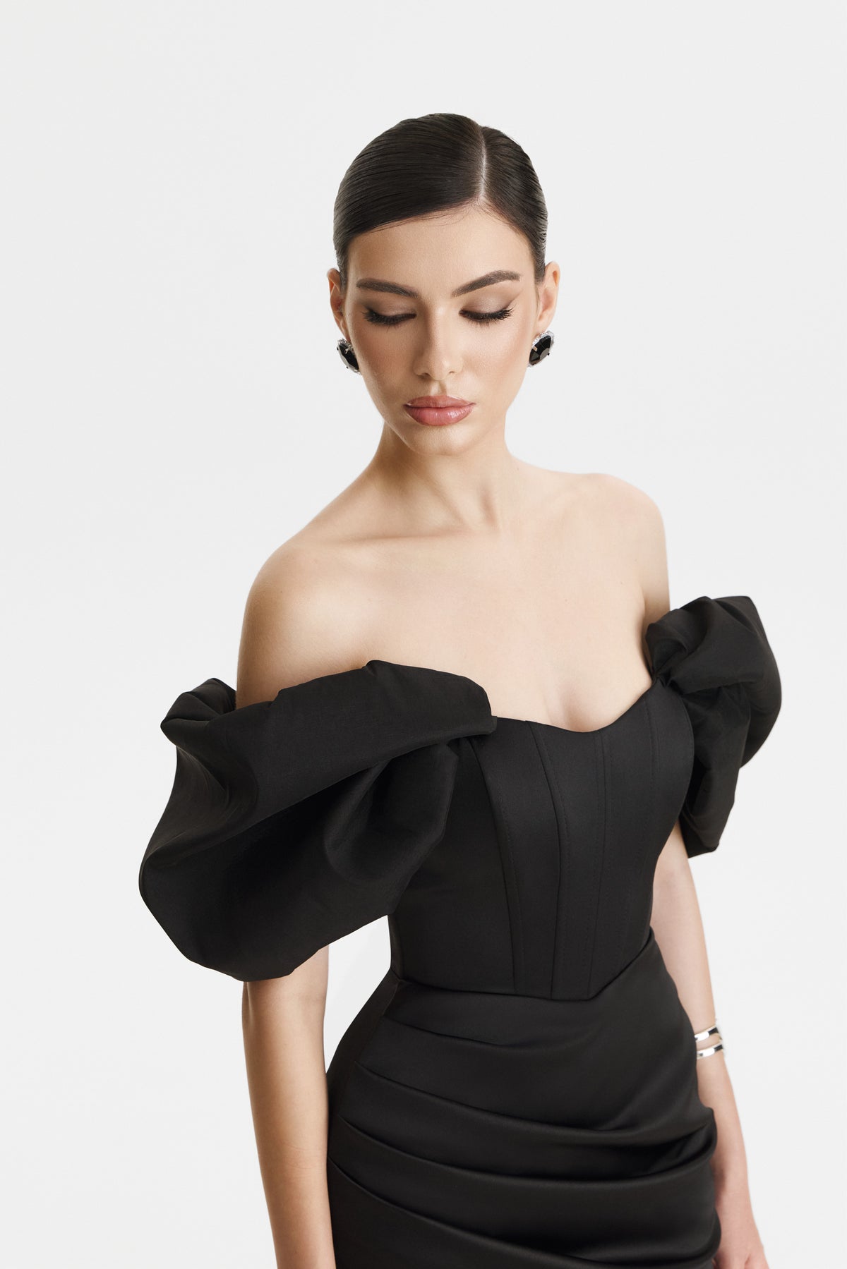 Rochie scurta neagra cu maneci bufante