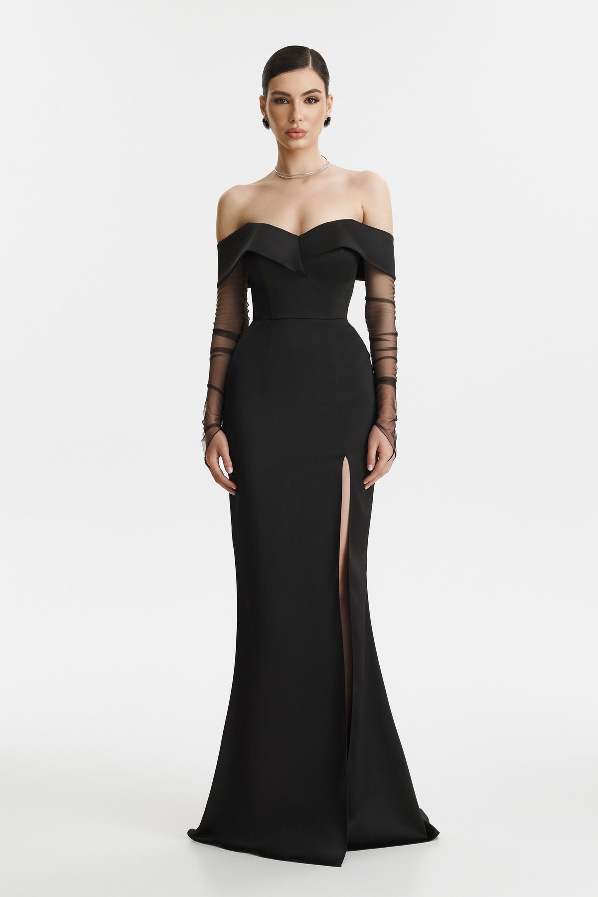 Rochie lunga neagra cu detaliu in zona umerilor