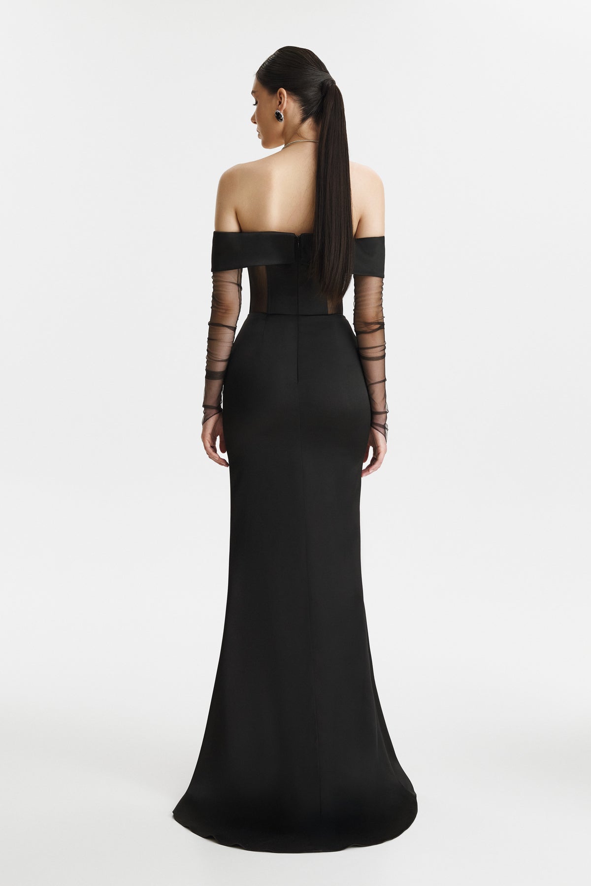 Rochie lunga neagra cu detaliu in zona umerilor