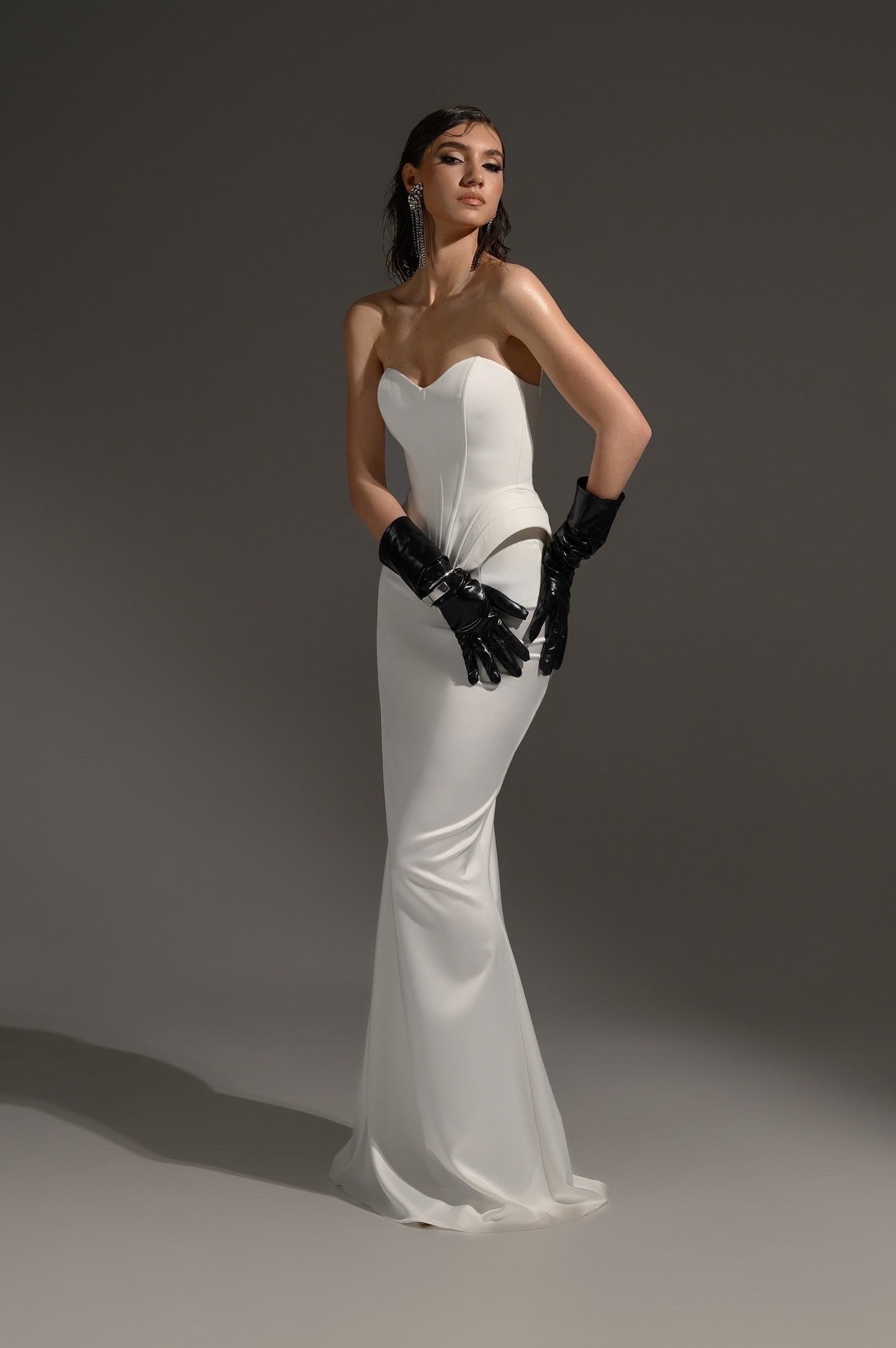 Corset alb cu decolteu adanc si fusta lunga