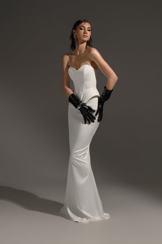 Corset alb cu decolteu adanc si fusta lunga