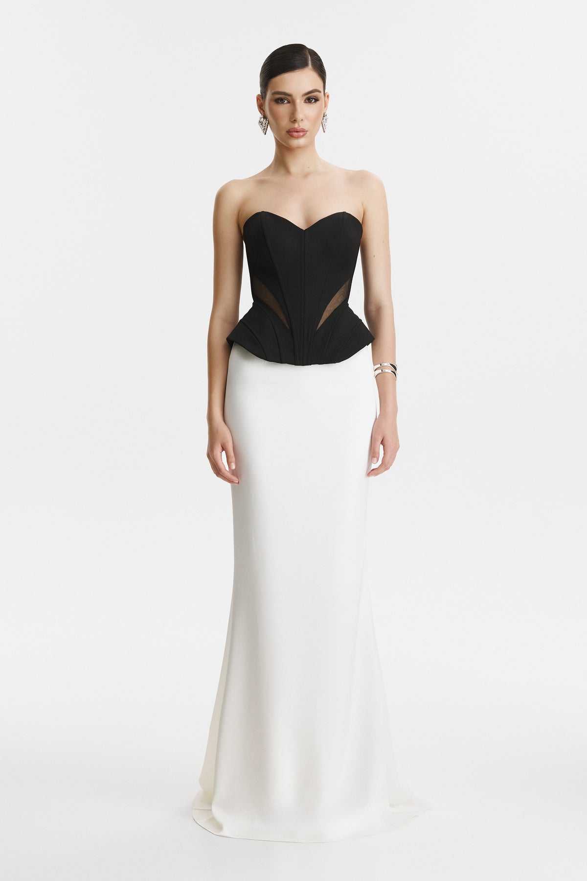 Corset negru cu decolteu adanc si fusta lunga alba