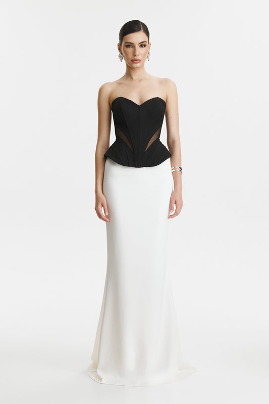 Corset negru cu decolteu adanc si fusta lunga alba