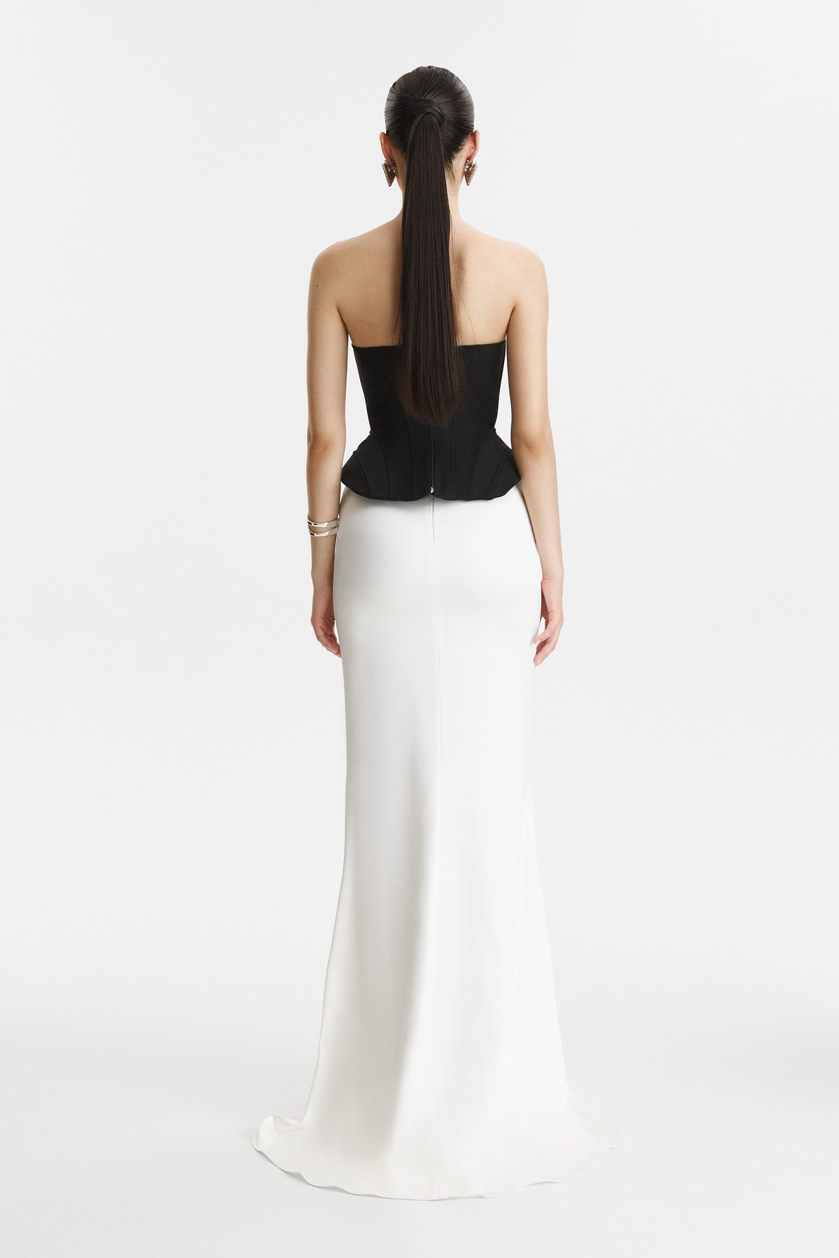 Corset negru cu decolteu adanc si fusta lunga alba