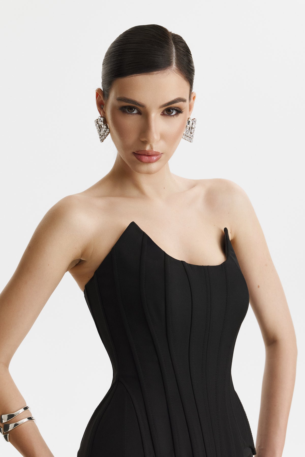 Corset negru cu bust tip V si fusta lunga neagra