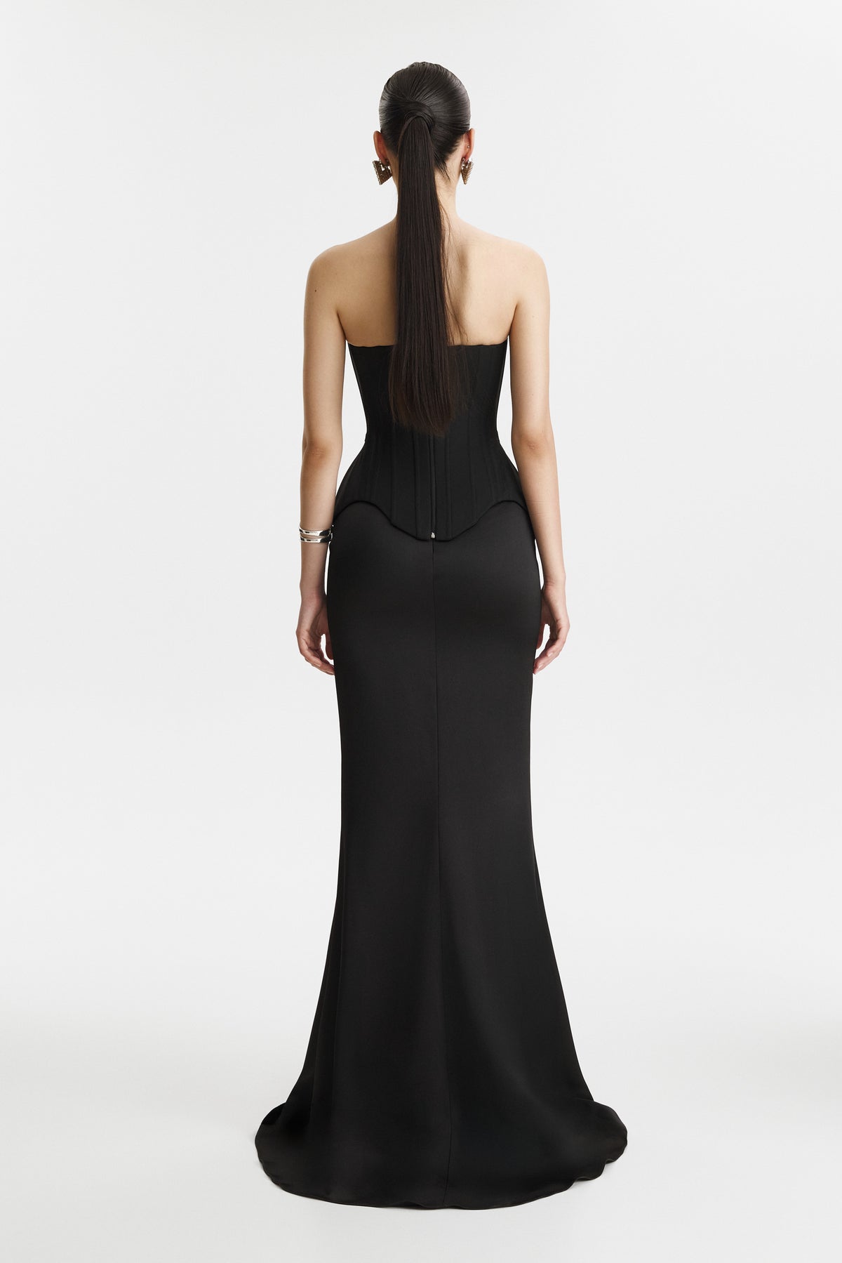 Corset negru cu bust tip V si fusta lunga neagra