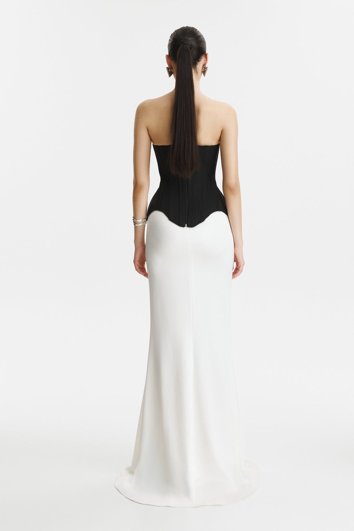 Corset negru cu bust tip V si fusta lunga alba