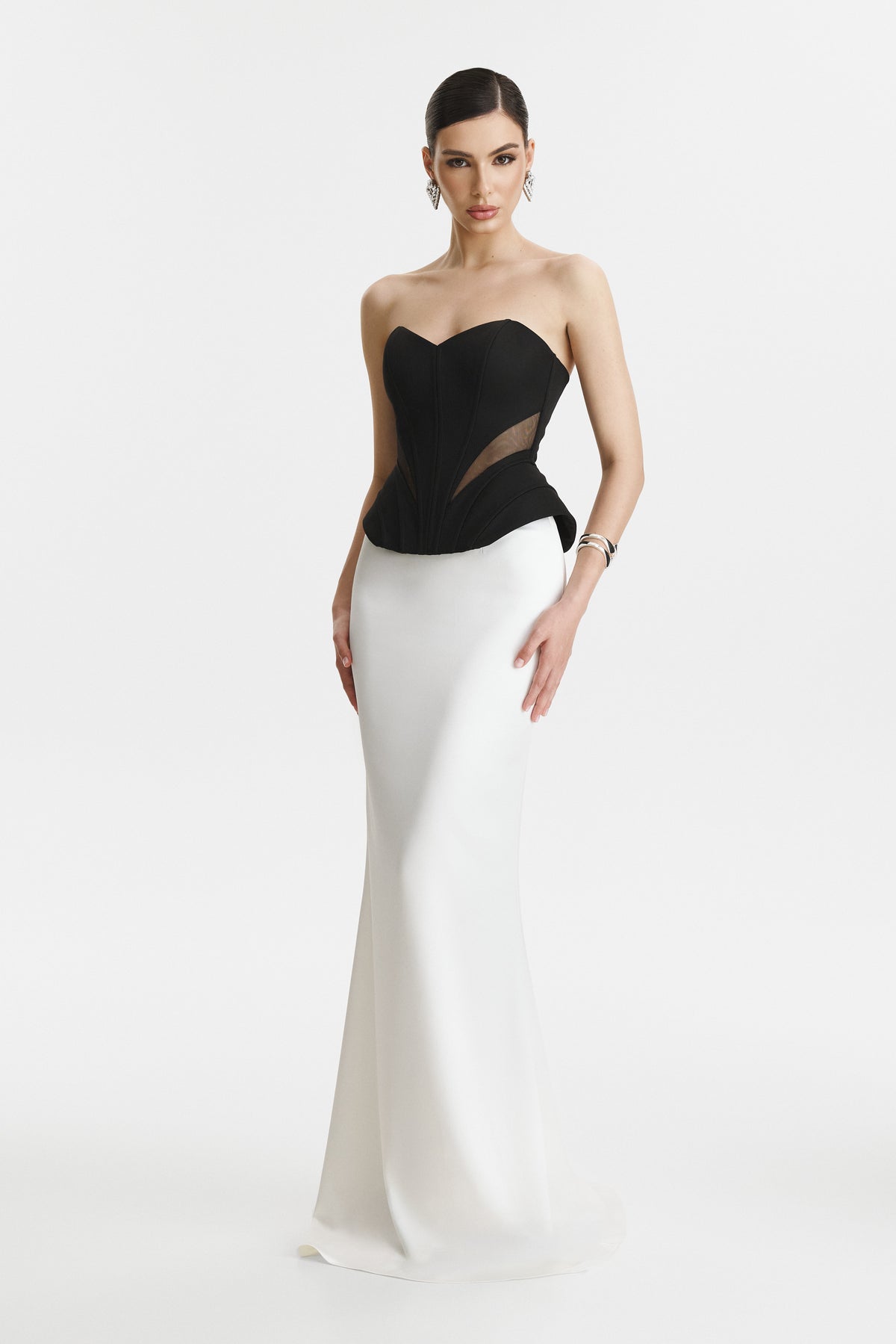 Corset negru cu decolteu adanc si fusta lunga alba