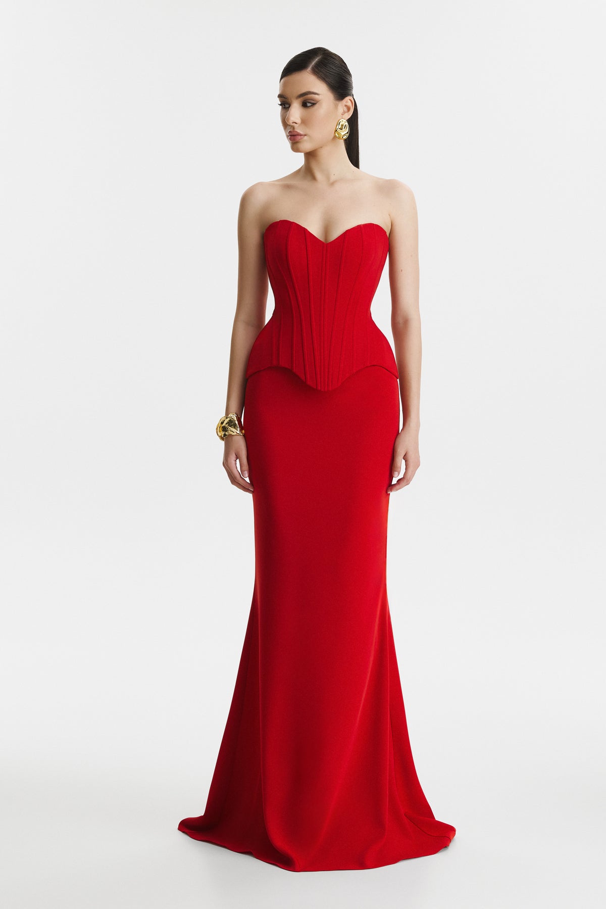 Corset rosu structurat si fusta lunga