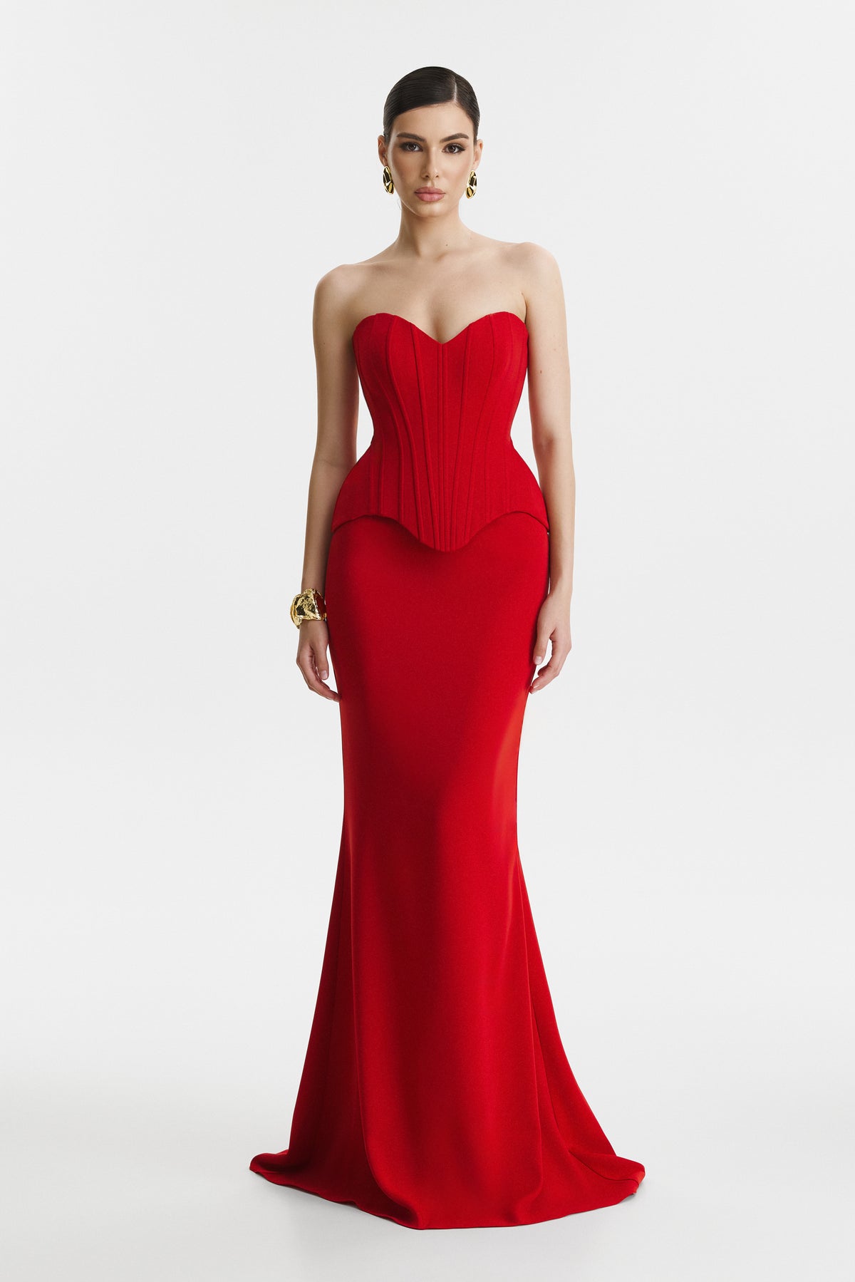 Corset rosu structurat si fusta lunga