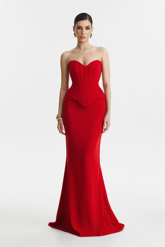 Corset rosu structurat si fusta lunga